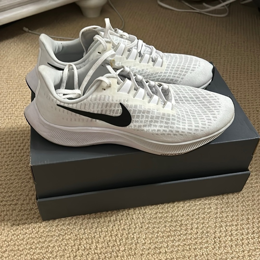 Nike zoom pegasus running shoes size 8.5, only worn a handful of times.